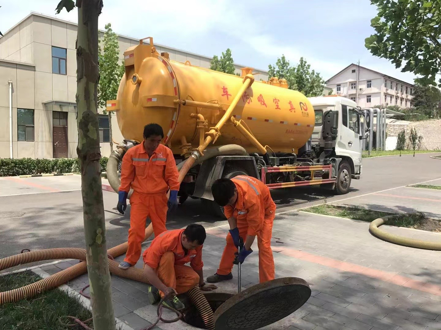 定西管道疏通车停在窨井附近