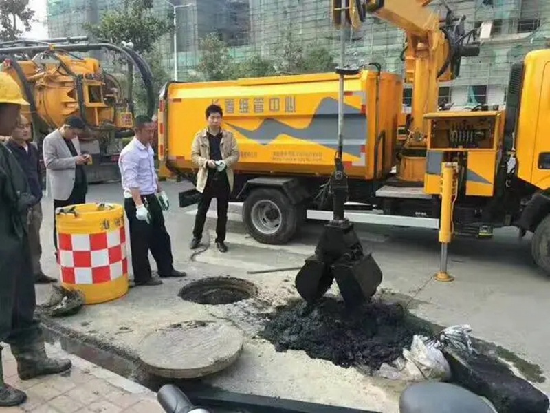 定西街道：网格员化身“清道夫”，为民解忧疏通“堵心”化粪池