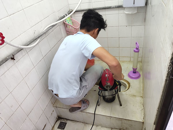 定西肥皂掉到马桶里把马桶堵住了怎么办？马桶堵住了怎么办