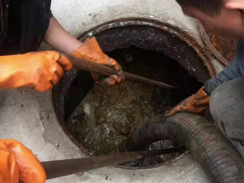 定西清理化粪池时如何避免沼气的危害？